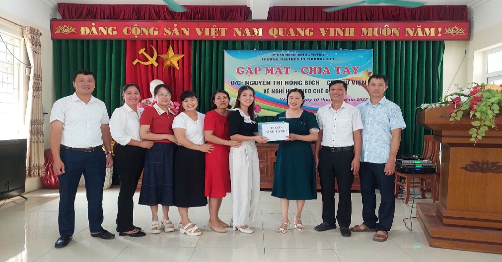 GV nhà trường chụp ảnh lưu niệm cùng đ/c Nguyễn Thị Hồng Bích